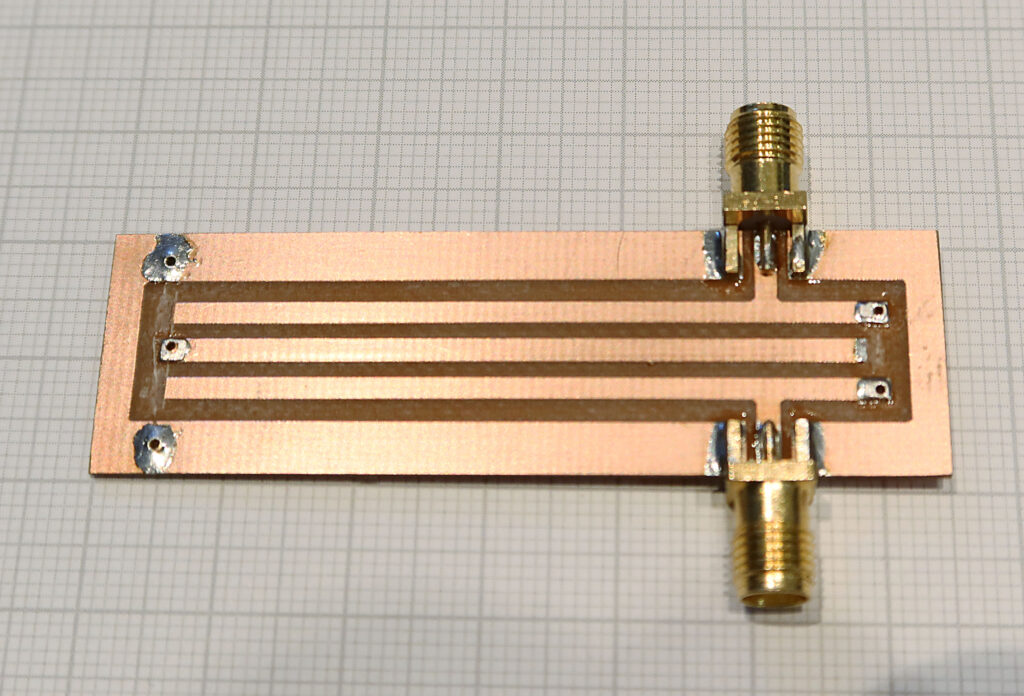 CNC gefrästes 740 MHz Mikrostreifen Bandpassfilter Prototyp auf FR4 Leiterplatte